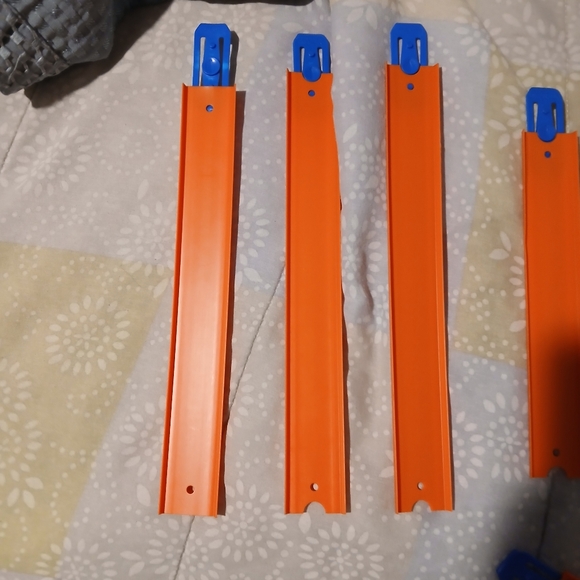 8pc Hotwheels Track Builder With Connectors - Picture 2 of 4